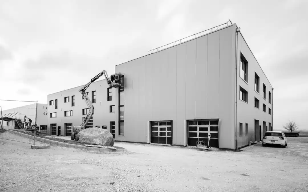 Halle métallique à affectations mixtes à Assens
